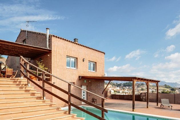 Foto 2 de Chalet en venta en calle De la Merla de 7 habitaciones con terraza y piscina