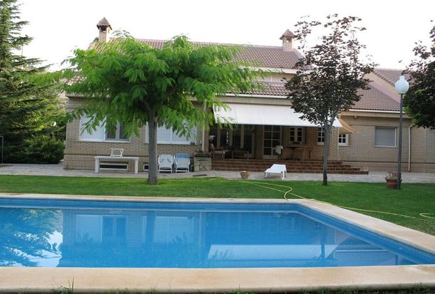 Foto 1 de Venta de chalet en calle Partida de Las Huertas Mayores de 4 habitaciones con terraza y piscina
