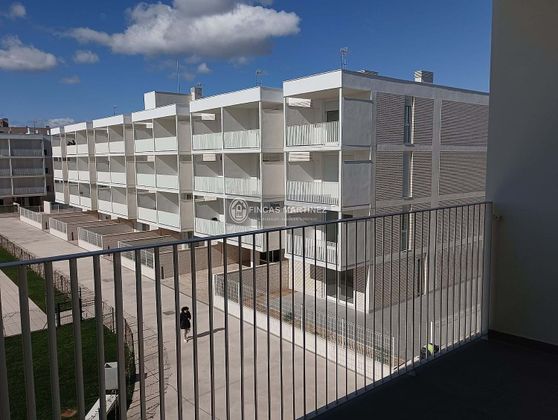 Foto 2 de Alquiler de piso en Plaça Europa i Covamar de 2 habitaciones con terraza y piscina