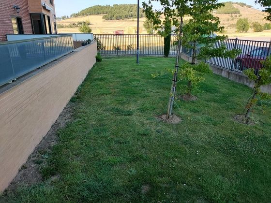 Foto 2 de Piso en venta en Burgos de 2 habitaciones con terraza y jardín