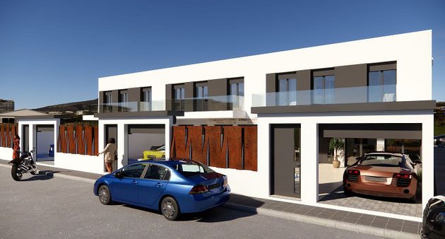Foto 1 de Casa adossada en venda a avenida Nueva Almería de 3 habitacions amb terrassa i piscina