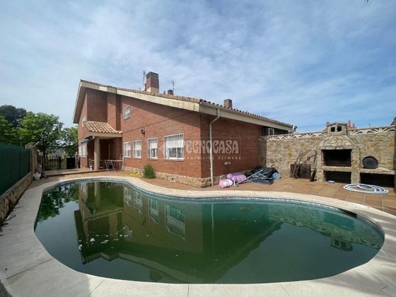Foto 1 de Casa en venta en Velilla de San Antonio de 4 habitaciones con piscina y garaje