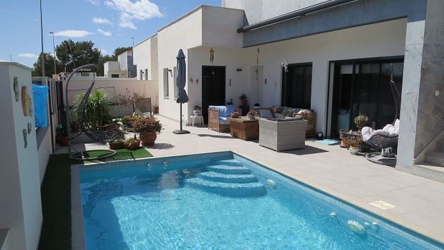 Foto 1 de Venta de chalet en Pinar de Campoverde de 3 habitaciones con terraza y piscina