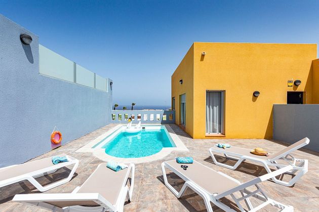 Foto 2 de Casa adossada en venda a Caleta de Fuste de 3 habitacions amb terrassa i piscina