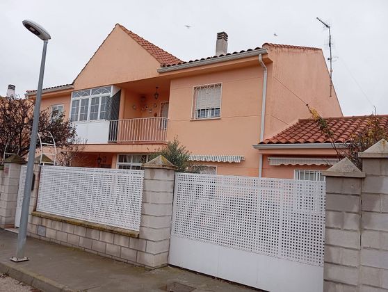 Foto 2 de Casa adossada en venda a calle Bedija de 5 habitacions amb piscina i jardí