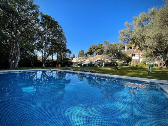 Foto 1 de Casa adossada en venda a calle Los Jazmines de 2 habitacions amb terrassa i piscina