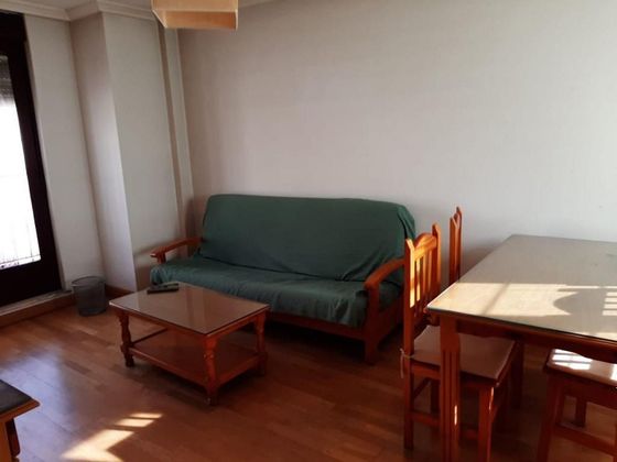 Foto 2 de Pis en lloguer a Carmelitas - San Marcos - Campillo de 1 habitació amb mobles i balcó