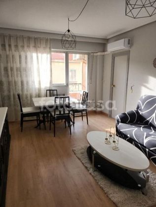 Foto 1 de Piso en venta en Salesas - Labradores de 3 habitaciones con muebles y balcón