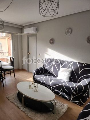 Foto 2 de Piso en venta en Salesas - Labradores de 3 habitaciones con muebles y balcón