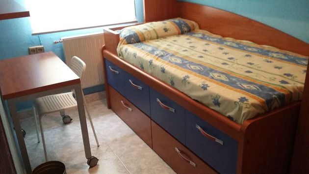 Foto 2 de Piso en alquiler en Hospitales - Campus de 4 habitaciones con muebles y calefacción