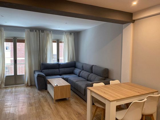 Foto 2 de Pis en lloguer a Delicias - San Isidro de 4 habitacions amb terrassa i mobles