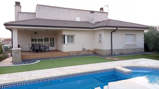 Foto 1 de Chalet en venta en Torrejón del Rey de 3 habitaciones con terraza y piscina