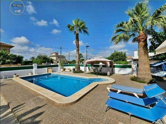 Foto 2 de Venta de casa en Los Girasoles de 5 habitaciones con piscina y jardín