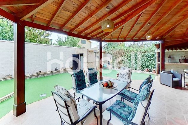 Foto 2 de Casa en venta en Gelves de 6 habitaciones con terraza y piscina