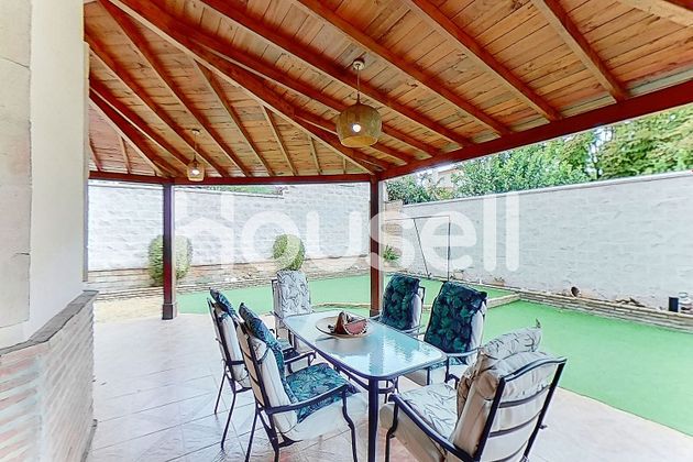 Foto 1 de Casa en venta en Gelves de 6 habitaciones con terraza y piscina