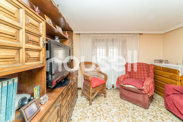 Foto 1 de Casa en venda a Fuensaldaña de 5 habitacions amb garatge i balcó