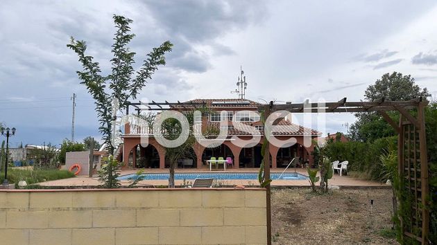 Foto 1 de Casa en venda a Carmona de 5 habitacions amb piscina i garatge