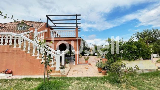 Foto 2 de Casa en venda a Carmona de 5 habitacions amb piscina i garatge