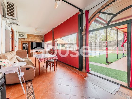 Foto 2 de Casa en venda a Carmona de 3 habitacions amb terrassa i piscina