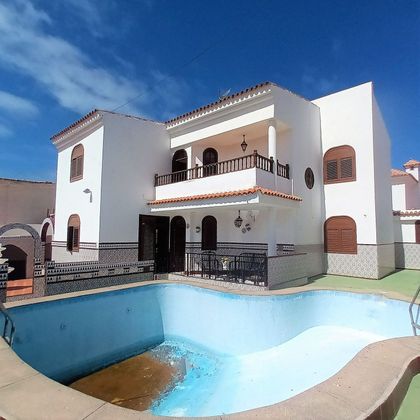 Foto 2 de Chalet en venta en avenida Francisco Navarro Navarro de 4 habitaciones con terraza y piscina