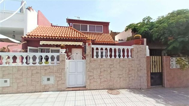 Foto 2 de Casa adossada en venda a Arguineguín de 4 habitacions amb terrassa i jardí