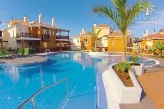Foto 2 de Pis en venda a calle Tahona de 3 habitacions amb terrassa i piscina
