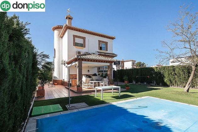 Foto 1 de Xalet en venda a Huétor Vega de 4 habitacions amb terrassa i piscina