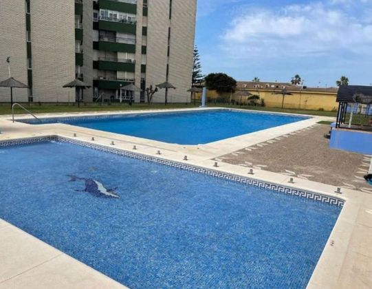 Foto 1 de Piso en venta en Valdelagrana de 2 habitaciones con terraza y piscina