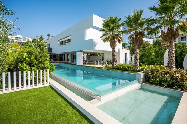 Foto 1 de Casa adossada en venda a calle Benahavís de 4 habitacions amb terrassa i piscina