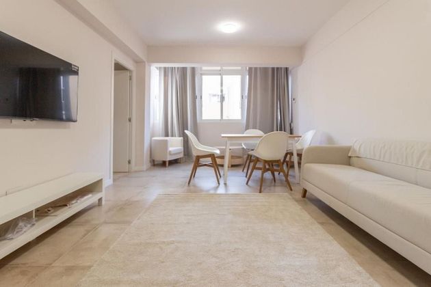 Foto 1 de Pis en lloguer a calle Luis Antunez de 2 habitacions amb terrassa i mobles