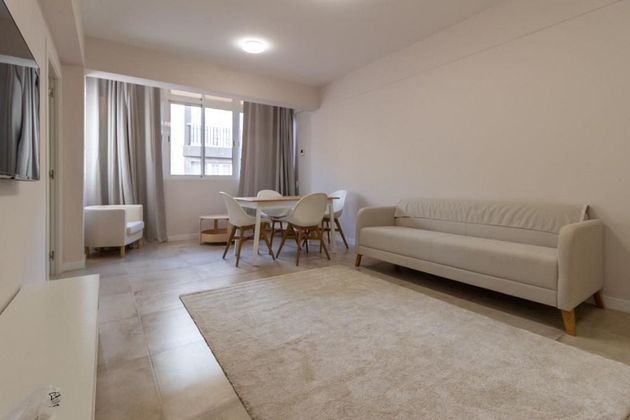Foto 2 de Pis en lloguer a calle Luis Antunez de 2 habitacions amb terrassa i mobles