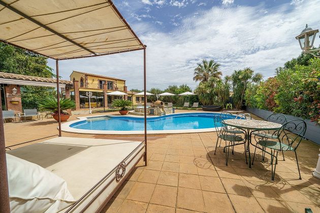 Foto 1 de Chalet en venta en Peralada de 5 habitaciones con terraza y piscina