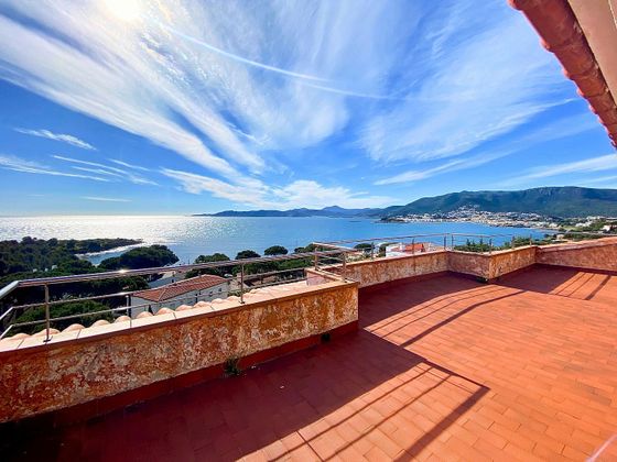 Foto 2 de Chalet en venta en Llançà de 7 habitaciones con terraza y garaje