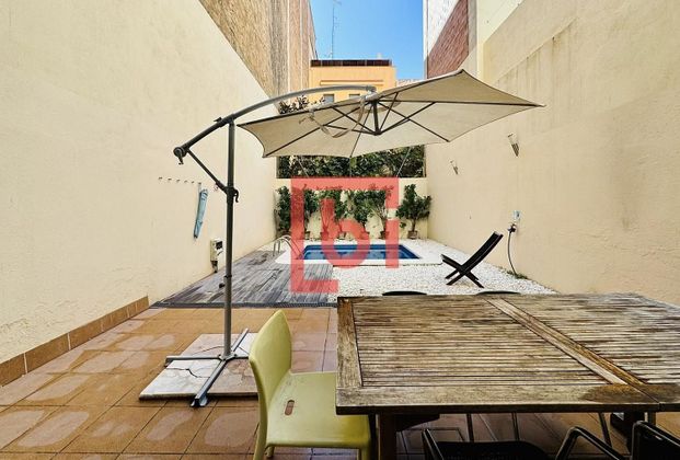 Foto 2 de Dúplex en venda a Vila de Gràcia de 4 habitacions amb terrassa i piscina