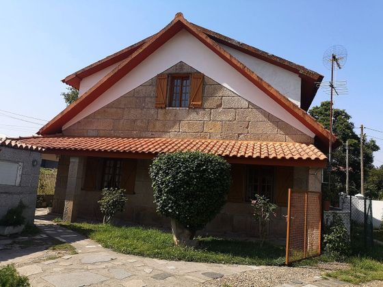 Foto 1 de Casa adossada en venda a Alcabre - Navia - Comesaña de 4 habitacions amb jardí