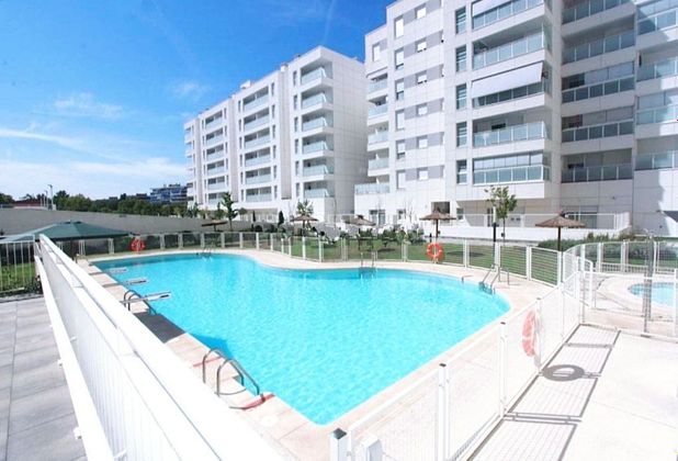 Foto 2 de Venta de piso en Ensanche de 4 habitaciones con terraza y piscina
