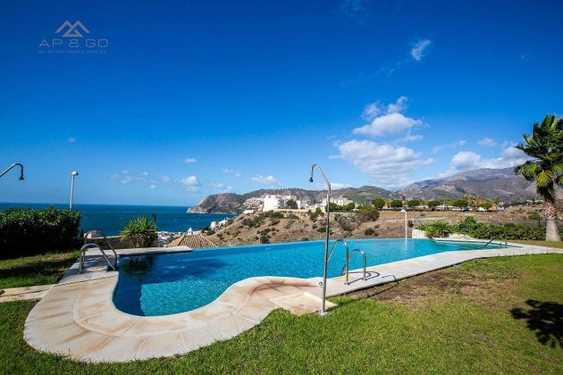 Foto 2 de Casa adossada en lloguer a La Herradura de 3 habitacions amb terrassa i piscina