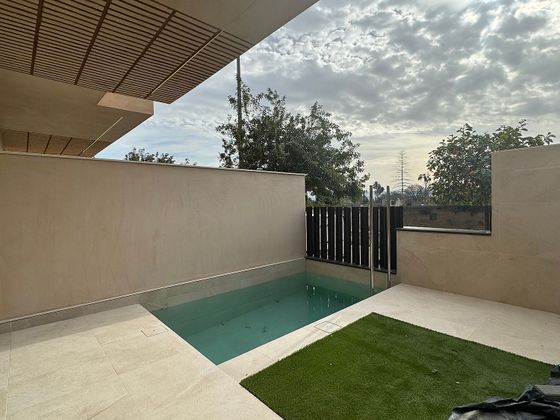 Foto 2 de Venta de casa en calle Salvador Dalí de 4 habitaciones con terraza y piscina