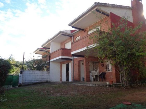 Foto 2 de Casa en venta en Navamorcuende de 4 habitaciones con terraza y garaje