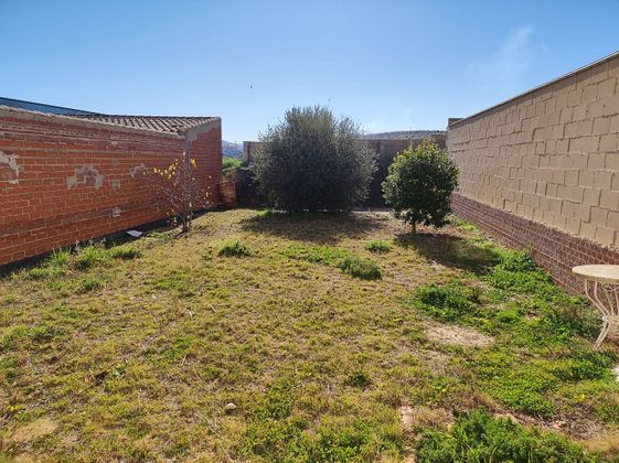 Foto 2 de Casa adossada en venda a avenida Castilla la Mancha de 4 habitacions amb jardí i aire acondicionat
