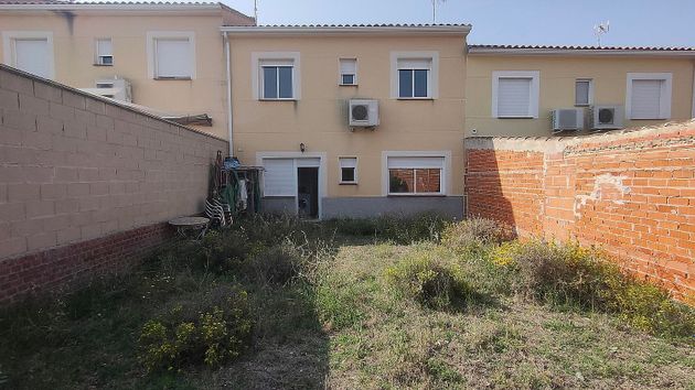 Foto 1 de Casa adossada en venda a avenida Castilla la Mancha de 4 habitacions amb jardí i aire acondicionat