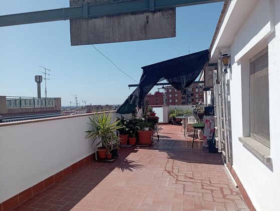 Foto 1 de Ático en venta en Gavarra de 4 habitaciones con terraza y balcón