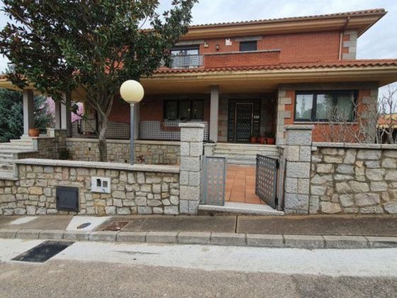 Foto 1 de Casa en venda a Sariegos de 6 habitacions amb terrassa i garatge