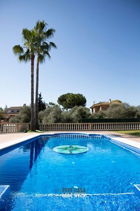 Foto 1 de Chalet en venta en Gelves de 7 habitaciones con terraza y piscina