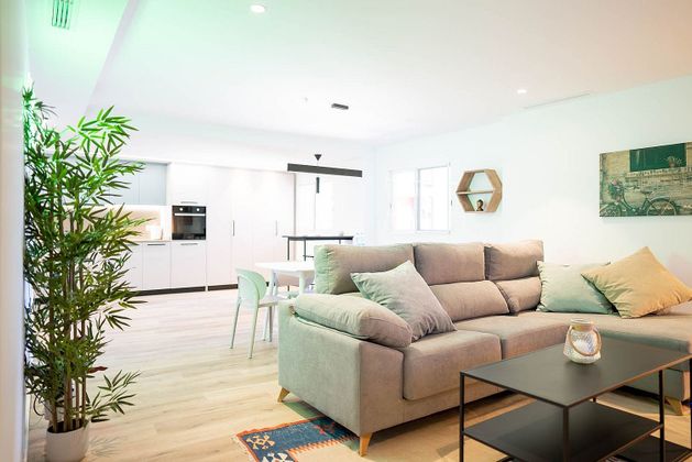 Foto 1 de Alquiler de piso en calle De Francesc Cubells de 4 habitaciones con muebles y aire acondicionado