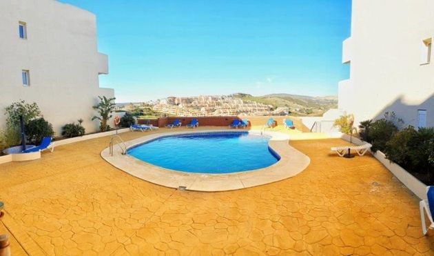 Foto 2 de Piso en venta en Manilva de 2 habitaciones con terraza y piscina