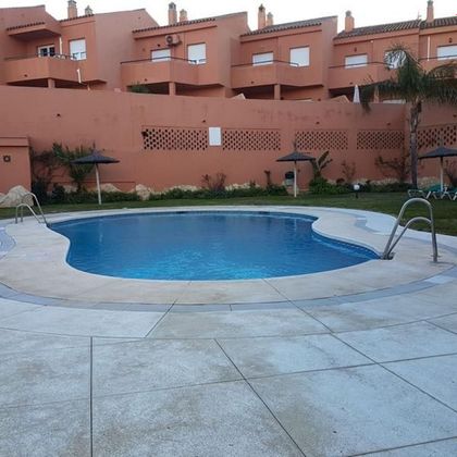 Foto 1 de Casa adossada en venda a Alcorrín de 4 habitacions amb terrassa i piscina