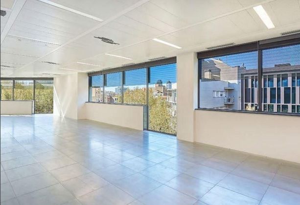 Foto 2 de Alquiler de oficina en El Poblenou con terraza y aire acondicionado