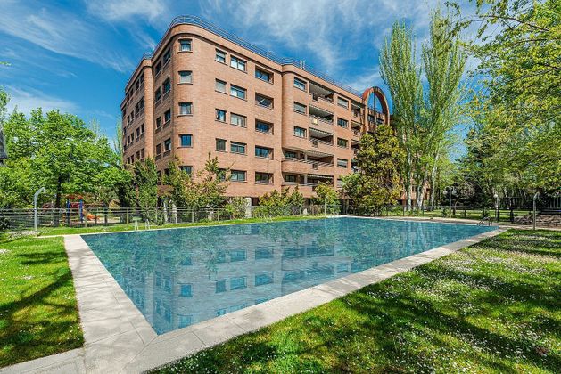 Foto 1 de Pis en venda a Mirasierra de 5 habitacions amb terrassa i piscina