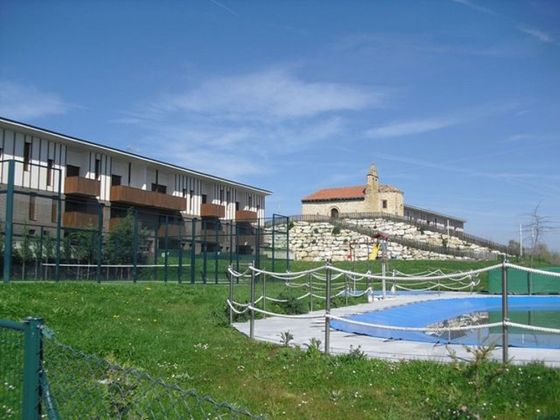 Foto 2 de Venta de dúplex en Villarcayo de Merindad de Castilla la Vieja de 2 habitaciones con piscina y garaje